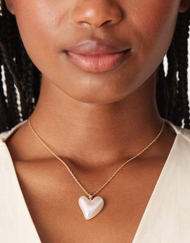 ASOS DESIGN ASOS DESIGN short necklace with faux pearl heart in gold tone