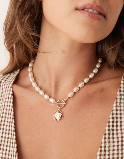 ASOS DESIGN ASOS DESIGN short t-bar necklace in faux pearls with gold tone sun pendant
