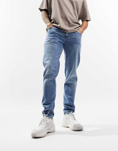 ASOS DESIGN ASOS DESIGN stretch tapered jeans in vintage light wash blue-Blues