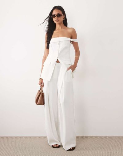 ASOS DESIGN ASOS DESIGN Tailored floaty deep pleat horseshoe pants in white