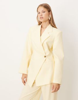 ASOS DESIGN ASOS DESIGN tailored nipped waist blazer with cutaway hem in buttermilk-White