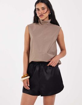 ASOS DESIGN ASOS DESIGN Tailored runner shorts in satin in black