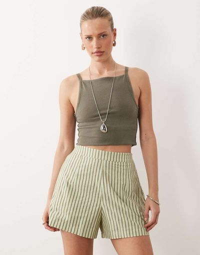 ASOS DESIGN ASOS DESIGN textured pull on flippy shorts in khaki stripe-Green