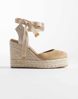 ASOS DESIGN ASOS DESIGN Tyra closed toe wedges in sand-Neutral