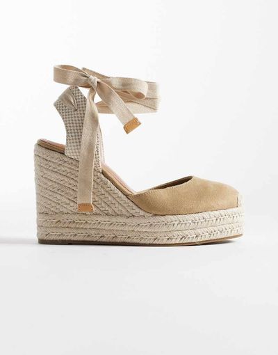 ASOS DESIGN ASOS DESIGN Tyra closed toe wedges in sand-Neutral