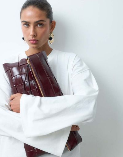 ASOS DESIGN ASOS DESIGN weave flat portfolio clutch in burgundy-Red