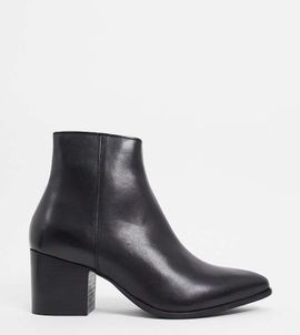ASOS DESIGN ASOS DESIGN Wide Fit heeled chelsea boots with pointed toe in black leather with black sole