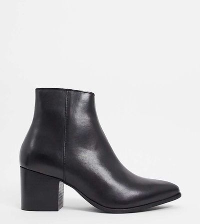 ASOS DESIGN ASOS DESIGN Wide Fit heeled chelsea boots with pointed toe in black leather with black sole
