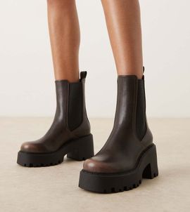ASOS DESIGN ASOS DESIGN Wide Fit Rae chunky heeled chelsea boots in chocolate brown
