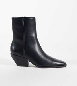 ASOS DESIGN ASOS DESIGN Wide Fit Raul heeled cowboy ankle boots in black