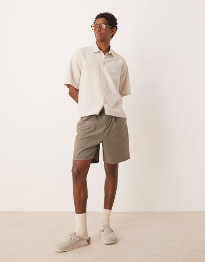 ASOS DESIGN ASOS DESIGN wide leg mid length pleated shorts with drawstring in khaki-Green