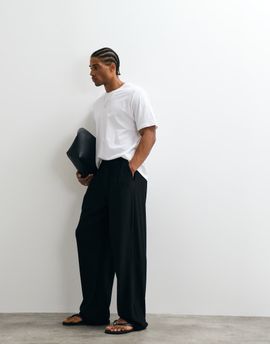 ASOS DESIGN ASOS DESIGN wide log pleated sweatpants in black
