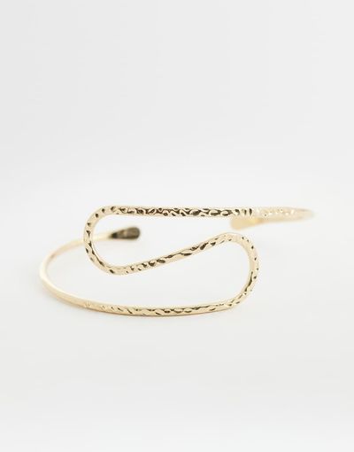ASOS DESIGN ASOS DESIGN wraparound upper arm cuff in hammered gold tone
