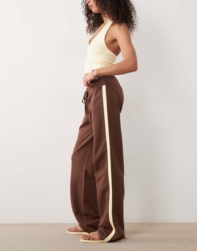 ASOS DESIGN ASOS DESIGN yoga pants with contrast side stripe in chocolate-Brown
