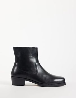 ASOS DESIGN ASOS DESIGN zip up boots with cuban heel in black leather