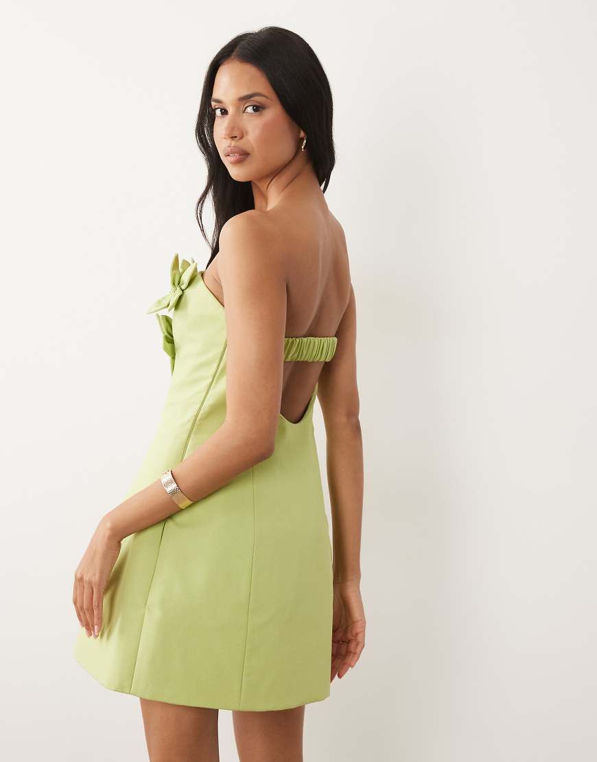 corsage with green dress ASOS LUXE nachhaltig