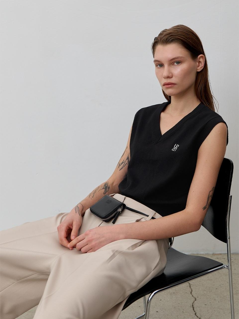 Atelier Nain Essential Classic V-Neck Knit Vest (VT-0256)