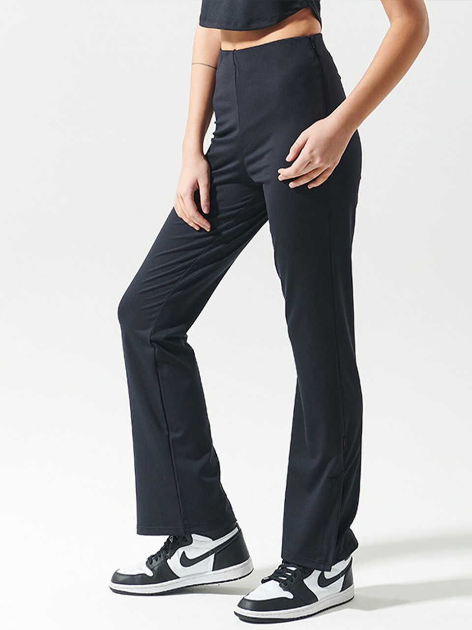 ATTENTIONROW FOR WOMEN Side Line Slit Boots Cut Banding Pants (Black)