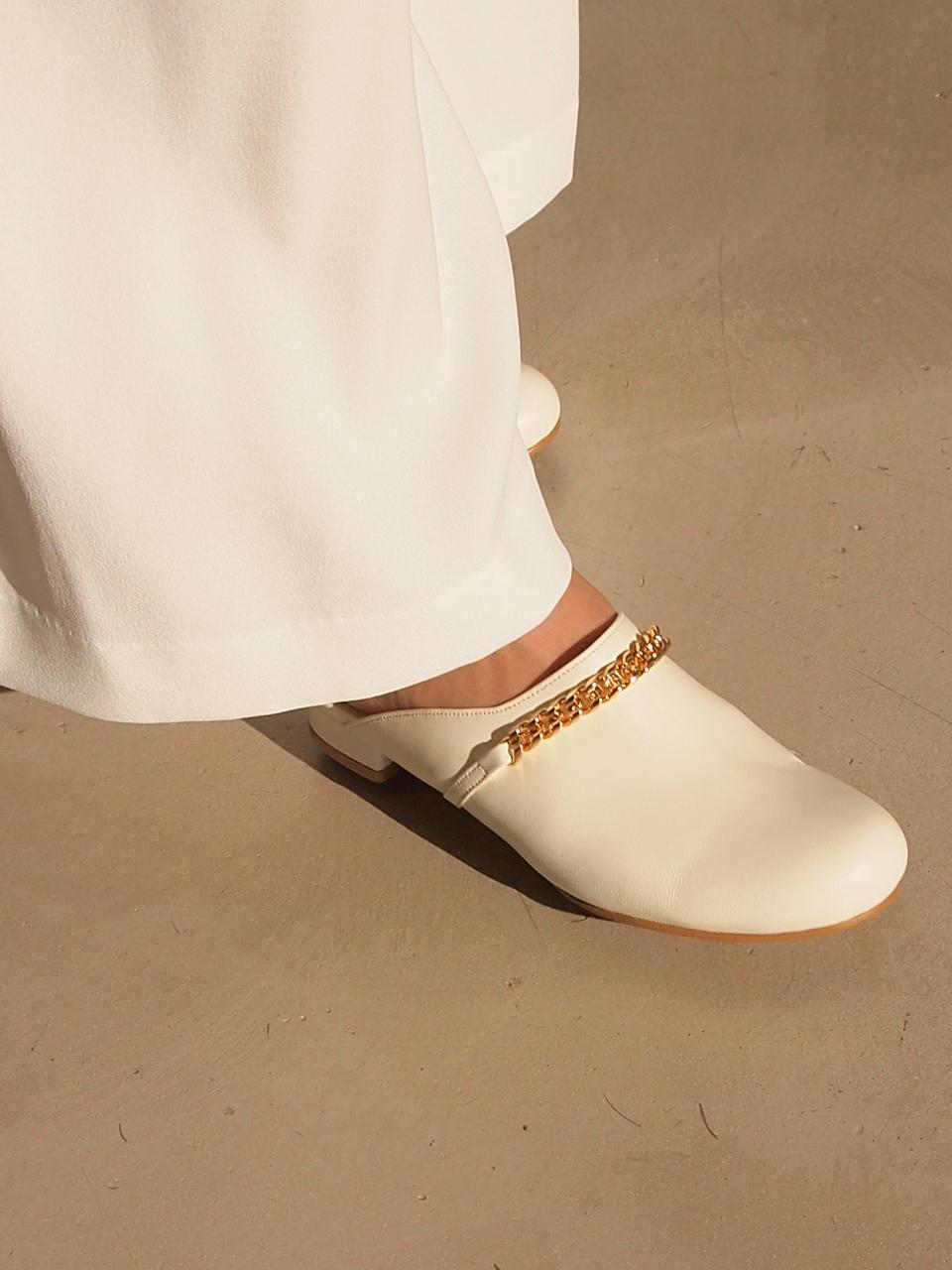 ATTITUDE;L HENDERSON Mule_whisper white