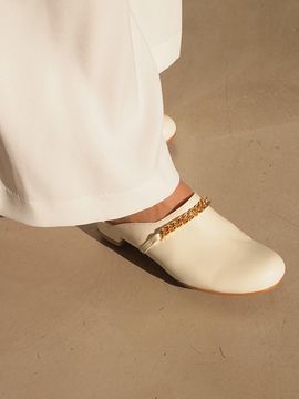 ATTITUDE;L HENDERSON Mule_whisper white