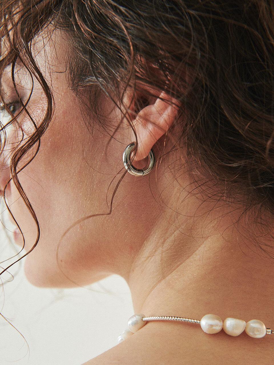 August Harmony Daily Pipe Hoop Earring [2color]
