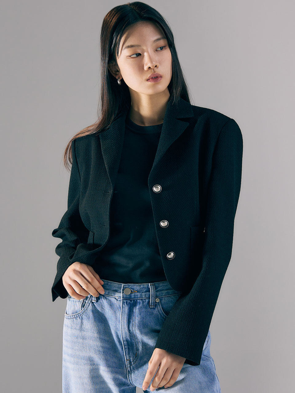 AVA MOLLI Fitted 3 Button Crop Jacket (Black)