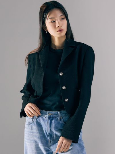 AVA MOLLI Fitted 3 Button Crop Jacket (Black)