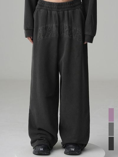AVANDRESS Felt 3D Pigment Cotton Wide Sweatpants [Black/Pink/Dark Grey]