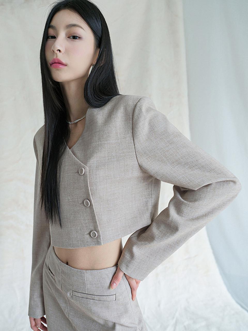 AVANDRESS Karin Crop Blazer [Beige]