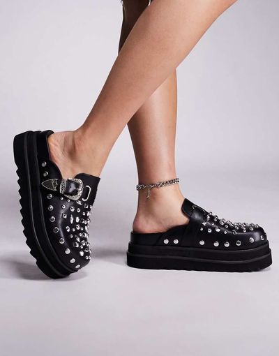 AZALEA WANG Azalea Wang Gabir studded clogs in black faux leather