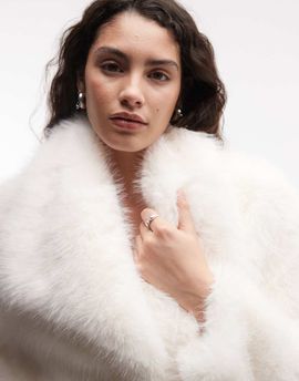 AZALEA WANG Azalea Wang Regina faux fur coat in off white