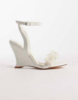 AZALEA WANG Azalea Wang Winters wedge sandals with flowers in white satin