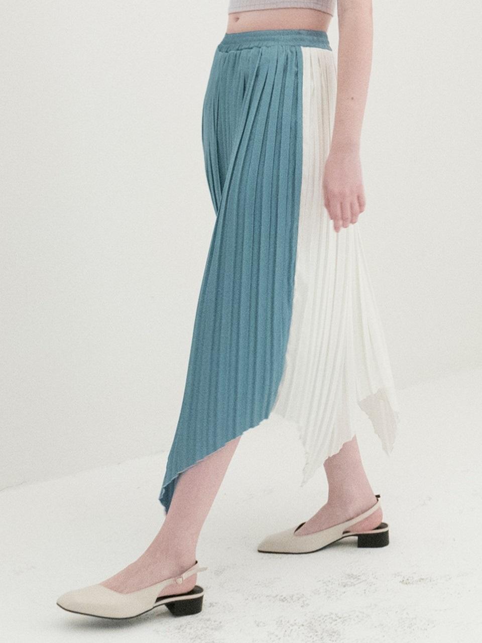 b able two Color Effects Pleats Skirt (GREEN)