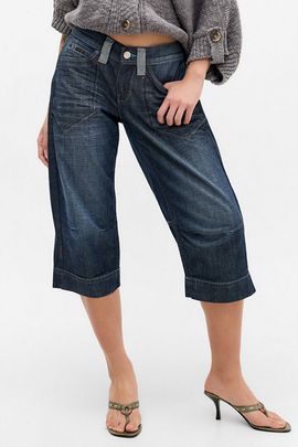 BDG BDG Cyris Low-Rise Relaxed Straight Capri Jeans in Vintage Denim Dark, Women's at Urban Outfitters
