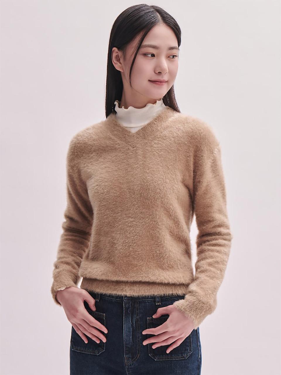 BEANPOLE LADIES [B. my] Fluffy V Neck Relaxed Fit Knit top
