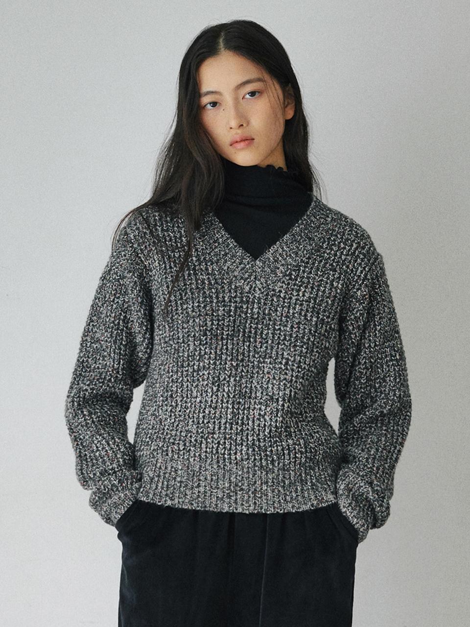 BELLOL Hachi Bokashi V-neck Sweater [BLACK]