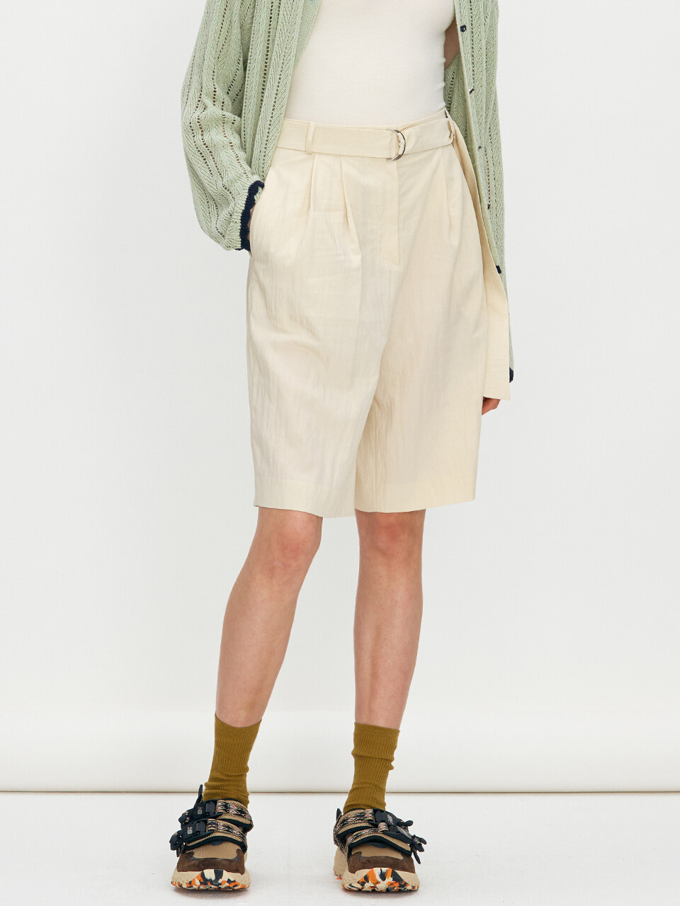 BEMUSE MANSION Two Tuck Half Pants (Butter Cream)