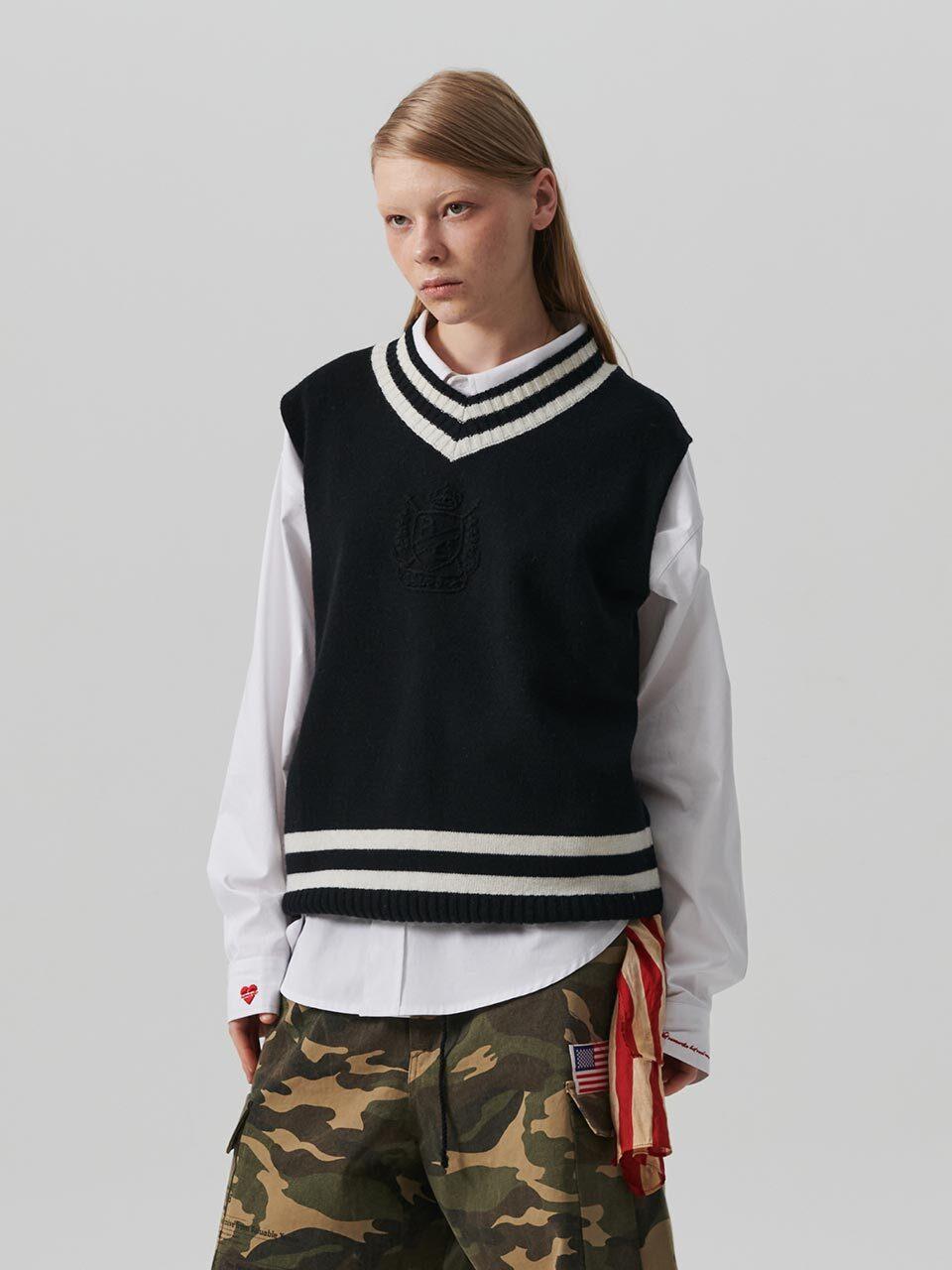 beyondcloset Hand-knitted Preppy Logo V-neck Wool Vest [Black]