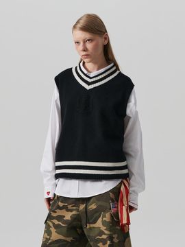 beyondcloset Hand-knitted Preppy Logo V-neck Wool Vest [Black]