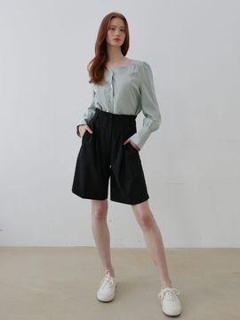 bibyseob Two Tuck Bermuda Pants (Black)