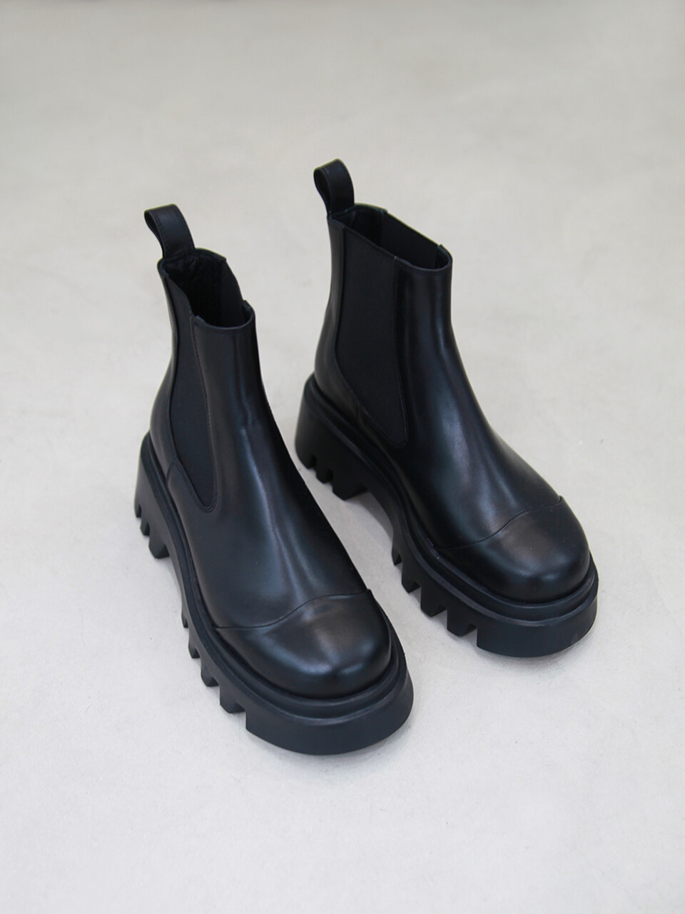 blanc sur blanc Lucas Chelsea Short Boots_Black