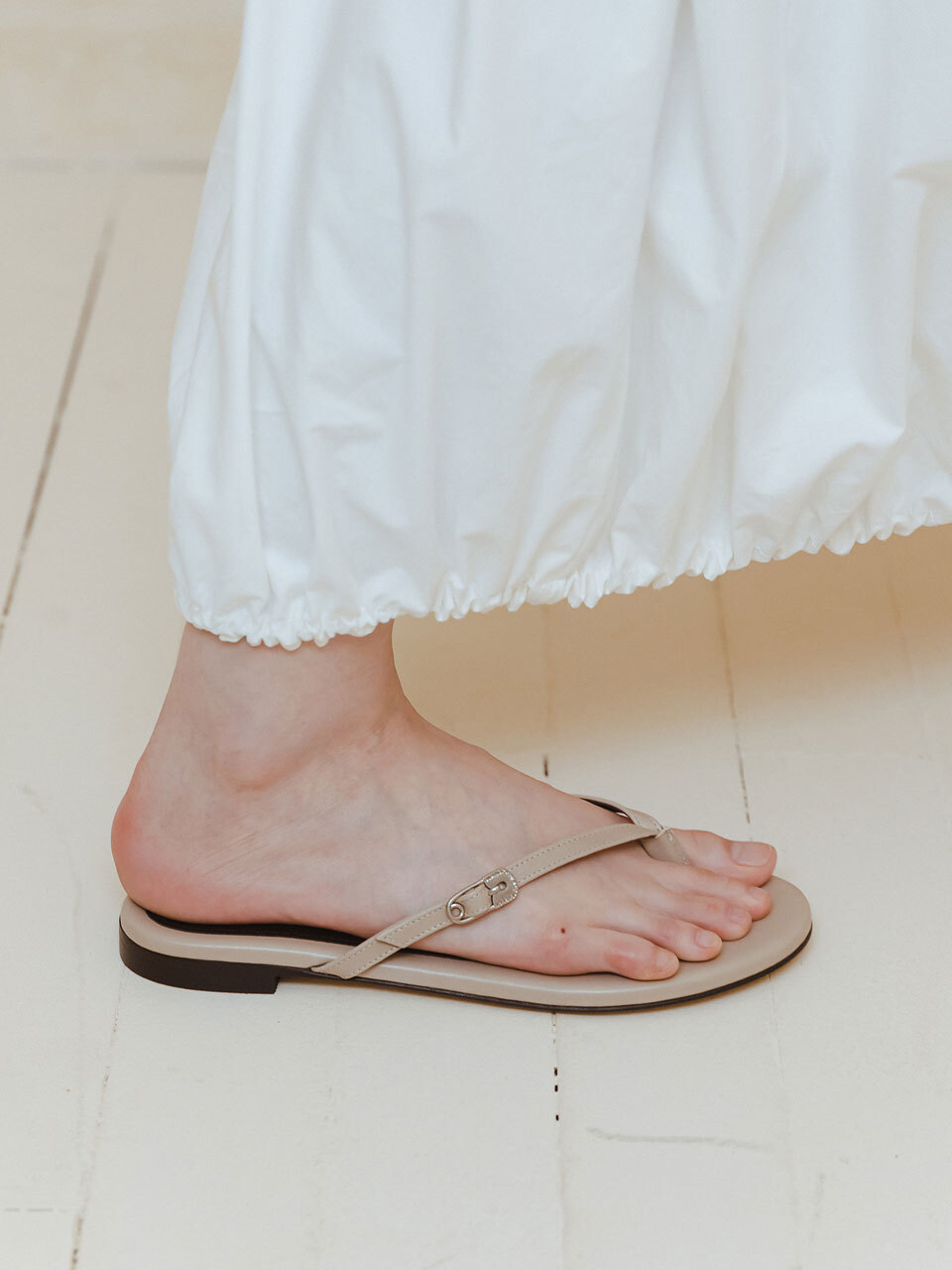 BLANC TOE Logo Thong Sandals_Dark Beige