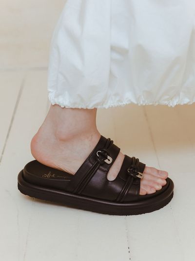BLANC TOE Safety Pin Double Strap Slippers_Black
