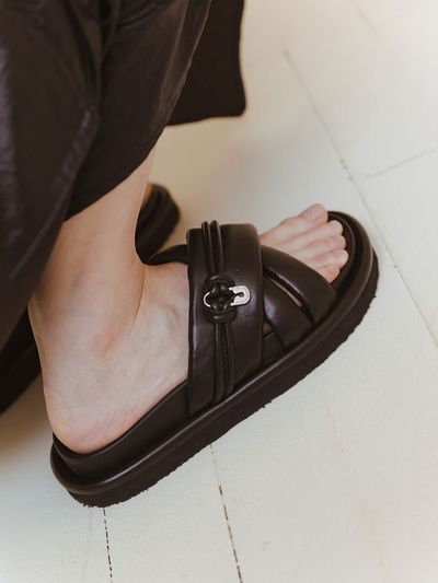 BLANC TOE Safety Pin X-Strap Slippers_Black