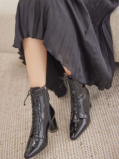 BRIANA Glossy Lace-Up Boots_Black