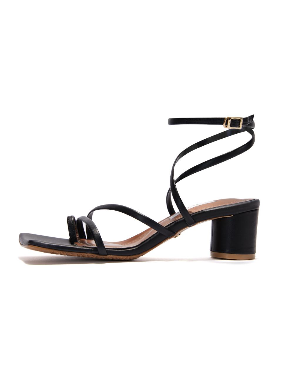 BRIANA Strappy Cushioned BRIA Sandals [Black]