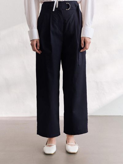 BRILLE MONTHS Belted two-tuck twill pants [Dark Navy]