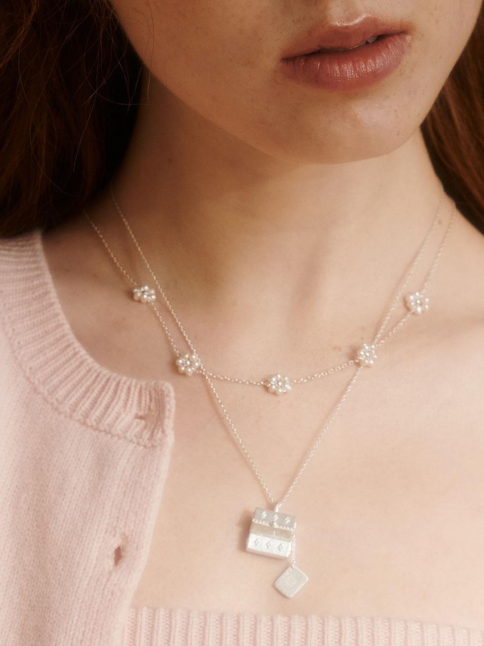 BSWAN Sterling Silver Pearl Flower Necklace