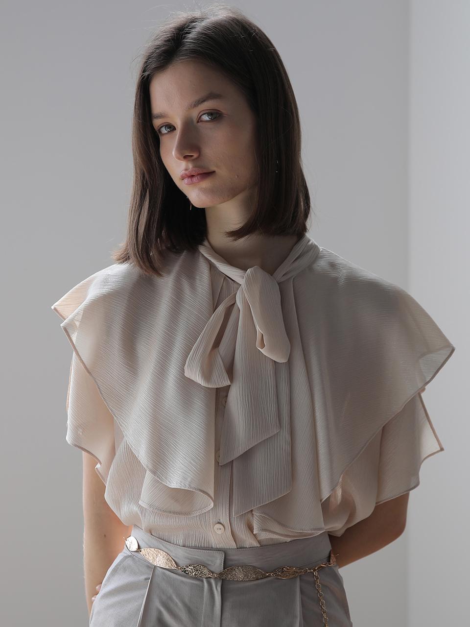 CAHIERS [CAIGIENNE] Loose-fit Ruffle Tie Blouse [Beige]