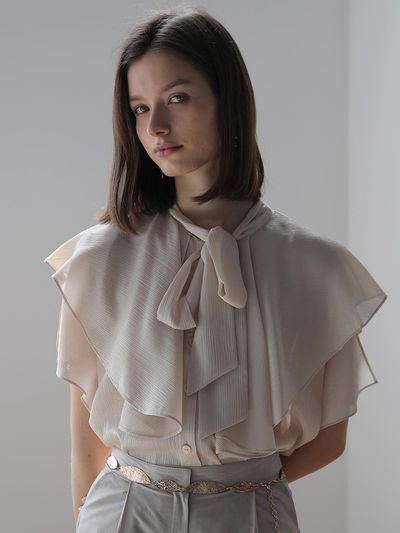 CAHIERS [CAIGIENNE] Loose-fit Ruffle Tie Blouse [Beige]